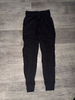 Lululemon Black Lightweight Drawstring Joggers HAS VERY TINY HOLE ON LEG